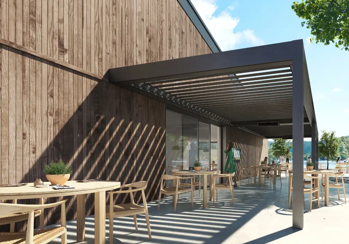 Terrasse mit stilvollem Lamellendach Moderne Terrasse mit Holzverkleidung und Lamellendach